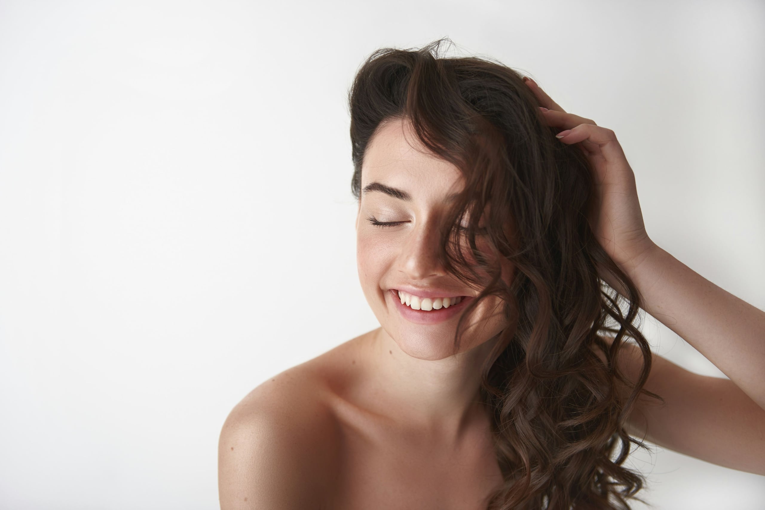 Bild einer lächelnden, glücklichen Frau